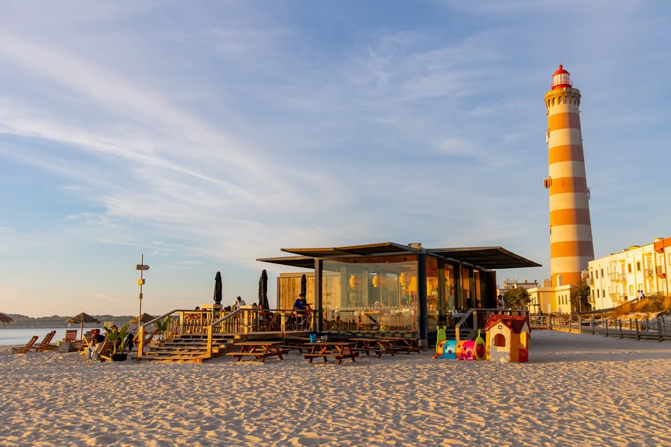 Vista aérea do Praia Velha Lounge com o Farol da Barra