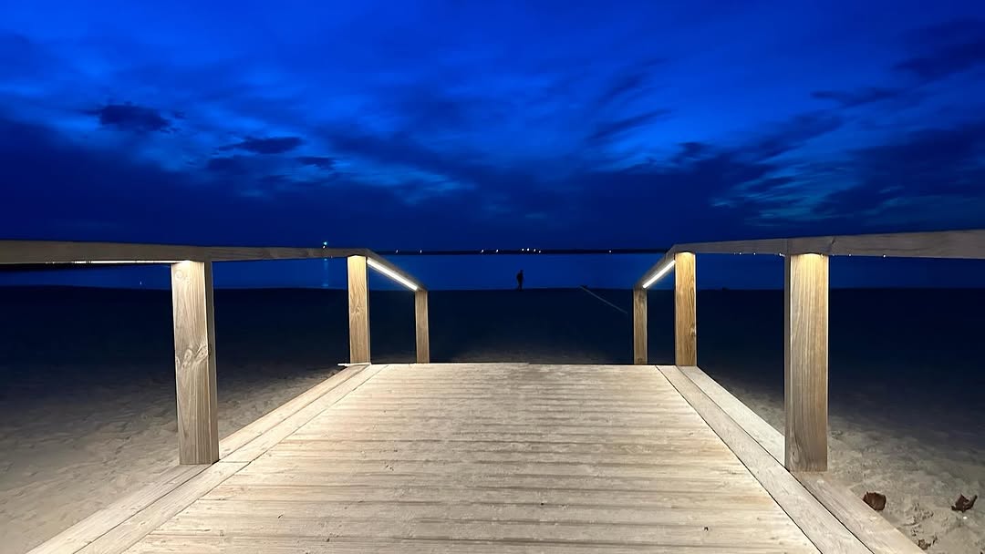 Passadiço da praia ao anoitecer